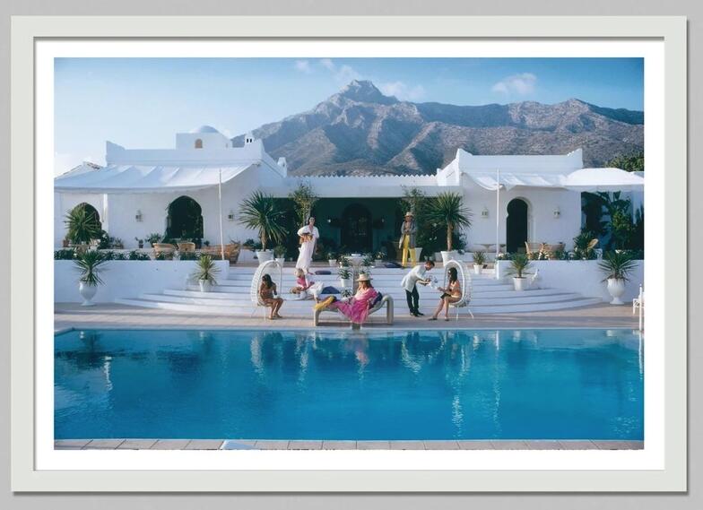 Luxury Lifestyle Pictures - Retro Poolside Host lüks yaşam tarzı